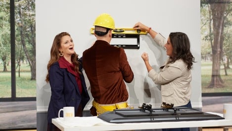 Hope Renovations Founder Nora Spencer Teaches Drew and Ross Mathews How to Mount a TV