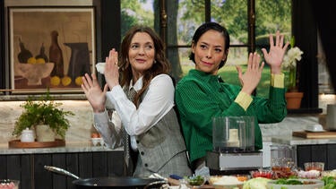Drew Barrymore and Pilar Valdes Tries Spicy Dry Thai Curry Dish